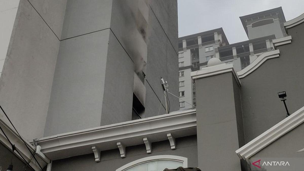 Kronologi kebakaran apartemen Mediterania Tanjung Duren, sejumlah penghuni masih terjebak. tim damkar lakukan evakuasi darurat.
Baca: