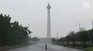 Petugas menyapu sampah yang tercecer di kawasan Monas, Jakarta, Senin (3/11). Kesigapan petugas kebersihan pasca reuni 212 membuat kawasan tersebut kembali bersih meskipun sehari sebelumnya dipenuhi ratusan ribu orang. (Liputan6.com/Immanuel Antonius)