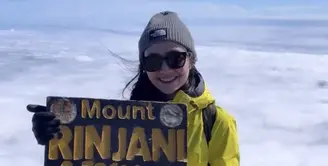 Febby Rastanty beberapa kali liburan ke gunung, seperti ia pernah mendaki gunung Rinjani dengan mengenakan jaket kuning dipadukan celana hitam dan bennienya. [Instagram/febbyrastanty]