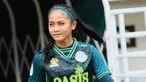 Pemilik nama lengkap Safira Ika Putri Kartini adalah sosok pemain nasional. Lahir di Surabaya, Safira mengawali kariernya dengan bergabung klub internal Persebaya, Harapan Budi Setiawan atau HBS. (Liputan6.com/IG/@shafiraikaputri13)