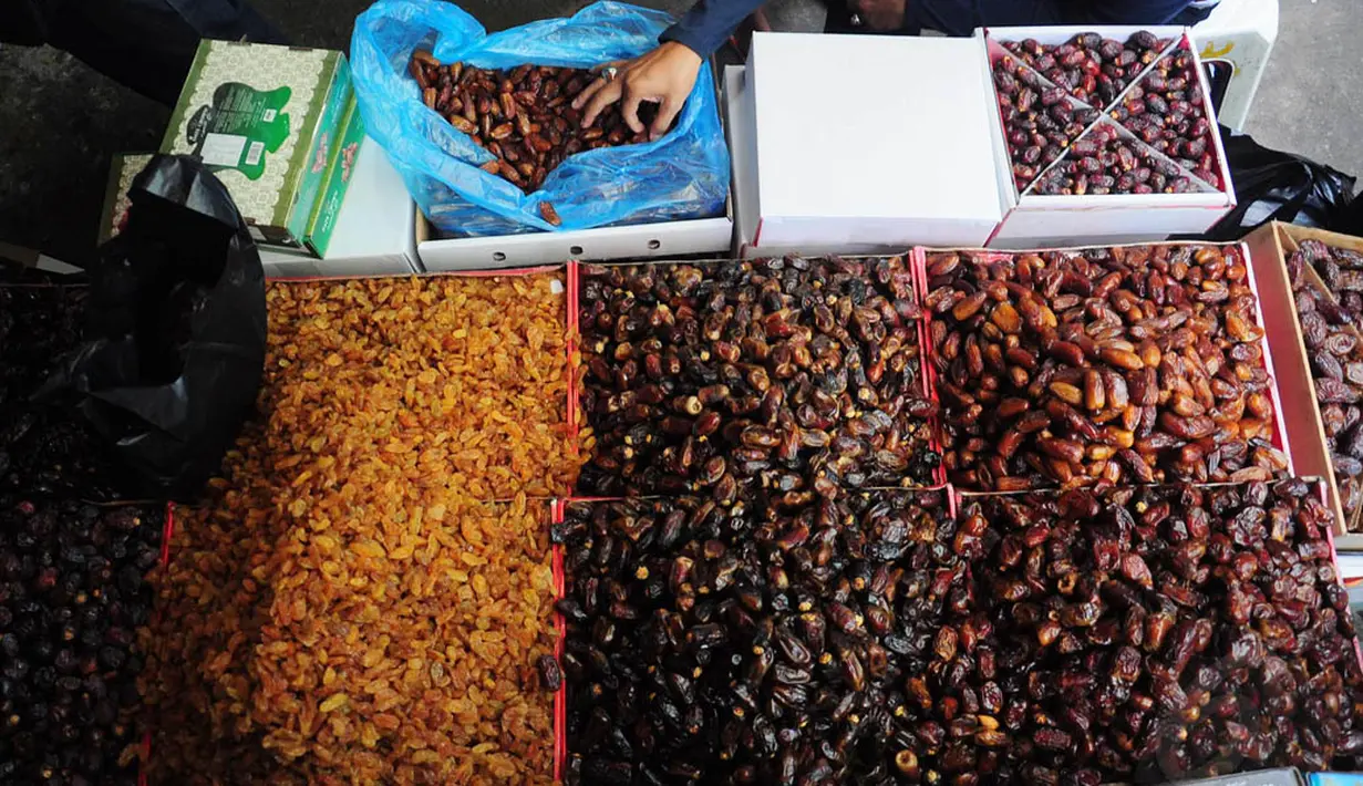 Kurma yang kerap dikonsumsi sebagai makanan saat berbuka puasa ternyata mengandung asam amino yang dapat meningkatkan energi dan memperbaiki gairah seks Anda. (Liputan6.com/Faizal Fanani) 