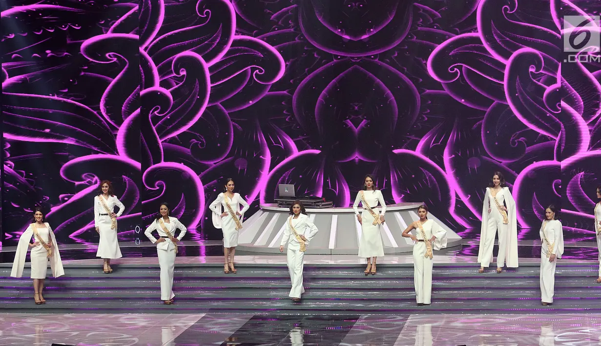 Sepuluh besar finalis yang lolos untuk mendapatkan gelar Miss Grand Indonesia pada malam final Miss Grand Indonesia 2018 di JCC Jakarta, Sabtu (21/7). Para finalis akan berunjuk gigi dihadapan 9 dewan juri. (Liputan6.com/Angga Yuniar)