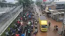 Badan Meteorologi, Klimatologi, dan Geofisika (BMKG) telah menetapkan status level awas untuk wilayah Jakarta Barat karena hujan lebat diprediksi masih akan terus berlangsung sepanjang Jumat 23 Januari 2026. Tampak dalam foto, antrean pengendara motor yang mencoba menerobos banjir di Jalan Daan Mogot, Jakarta, Jumat (23/1/02026). (merdeka.com/ Arie Basuki)