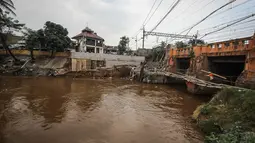 Pembangunan pintu air Manggarai tersebut terus dikebut seiring seiring tibanya musim hujan. Foto diambil Kamis (13/11/2014). (Liputan6.com/Faizal Fanani)