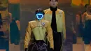 Sebuah robot humanoid dan model ikut serta dalam MACH33: Physical AI Fashion Show dari Galaxy Corporation di Seoul, Korea Selatan, Kamis 28 Mei 2026. (AP Photo/Ahn Young-joon)