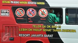 Sejumlah tersangka berada di dalam mobil untuk dihadirkan saat pemusnahan barang bukti di Polsek Palmerah, Jakarta, Rabu (23/12). Barang bukti yang dimusnahkan terdiri 19,9 kg Sabu, 7.477 butir pil Ekstasi dan Ganja 38,8 kg. (Liputan6.com/Gempur M Surya)