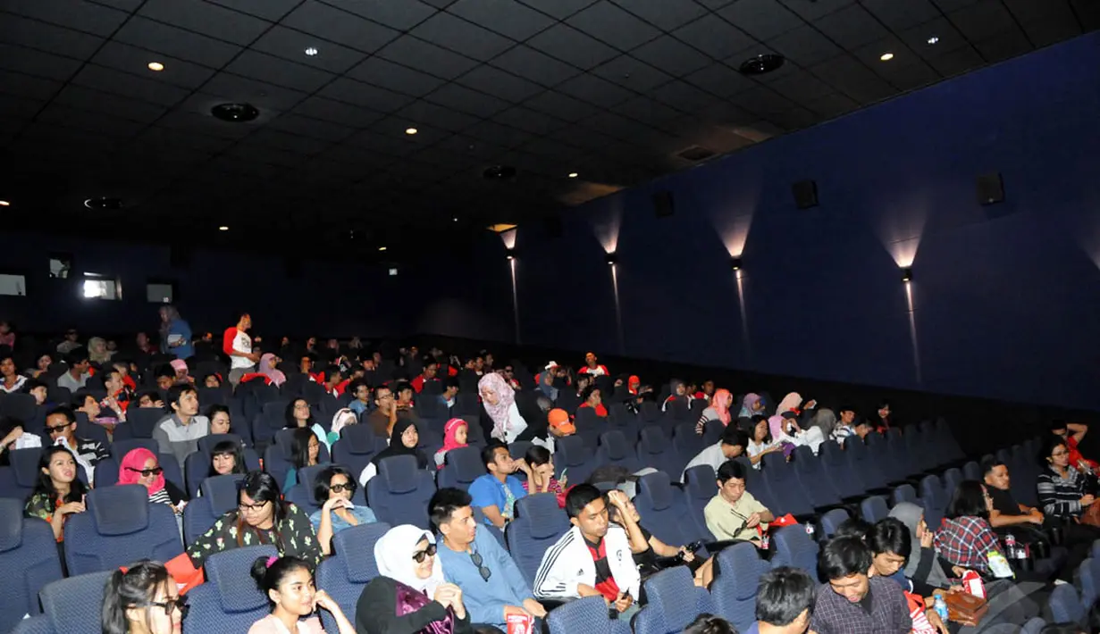 Suasana di dalam bioskop  jelang pemutaran film The Hobbit di Blitz Megaplex,  Jakarta, Minggu (21/12/2014). (Liputan6.com/Panji Diksana)