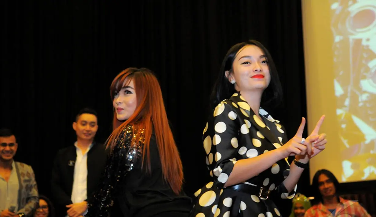 Angel Cherrybelle dan Zaskia Gotik saat hadir di acara jumpa wartawan di SCTV Tower, Senayan, Jakarta, Senin (5/1/2015). (Liputan6.com/Faisal R Syam)