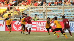 Penyerang timnas Indonesia U-23, Muchlis Hadi Ning Syaifulloh (ketiga kiri) mencoba lolos dari kawalan pemain Brunei Darussalam di laga kualifikasi grup H Piala Asia 2016 di Stadion GBK Jakarta, Minggu (29/3/2015). (Liputan6.com/Helmi Fithriansyah)