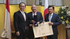 Pengusaha, Sofjan Wanandi (tengah) berfoto bersama dengan Wapres Jusuf Kalla dan Dubes Jepang Yasuaki Tanizaki saat menerima penghargaan 'The Order of Rising Sun, Gold and Silver Star' di Kedubes Jepang, Jakarta, Selasa (1/12). (Liputan6.com/Angga Yuniar)