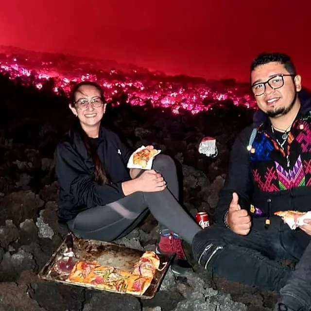 Unik Sekaligus Kreatif, Pria Ini Gunakan Lava Gunung Api Untuk Memanggang Pizza. (Sumber: Instagram/pizzapacayadedavid)