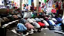 Umat muslim melakukan salat Jumat diantara kios-kios Pedagang Tanah Abang, Jakarta, Jumat (9/6). Dikarenakan membeludaknya jamaah yang ingin beribadah mereka terpaksa melakukan salat di antara kios-kios pasar. (Liputan6.com/Johan Tallo)
