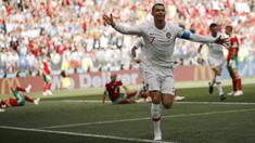 Bintang Portugal, Cristiano Ronaldo, merayakan gol yang dicetaknya ke gawang Maroko pada laga grup B Piala Dunia di Stadion Luzhniki, Moskow, Kamis (20/6/2018). Portugal menang 1-0 atas Maroko. (AP/Francisco Seco)