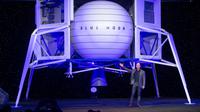 CEO Amazon Jeff Bezos mengumumkan Blue Moon, kendaraan pendaratan ke Bulan, selama acara Blue Origin di Washington, Amerika Serikat, 9 Mei 2019. Jeff Bezos berbagi kabar pengunduran dirinya melalui sebuah surat. (SAUL LOEB/AFP)