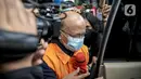 Kepala KPP Pratama Bantaeng Wawan Ridwan menaiki mobil usai menjalani pemeriksaan di Gedung KPK, Kamis (11/11/2021). Wawan menjadi tersangka terkait pengembangan perkara dugaan korupsi perpajakan dengan terdakwa mantan pejabat Dirjen Pajak Kemenkeu Angin Prayitno Aji. (Liputan6.com/Faizal Fanani)