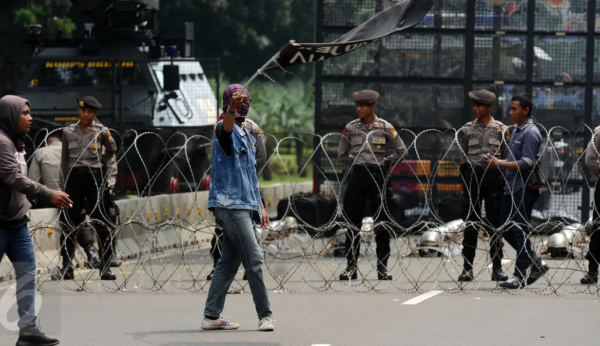 Kendaraan taktis kepolisian menutup Jalan Medan Merdeka Barat, Senin (1/5). Aksi perayaan Hari Buruh Internasional oleh ribuan buruh tertahan di depan Kementerian Pariwisata akibat penutupan Jalan medan Merdeka Barat. (Liputan6.com/Helmi Fithriansyah)