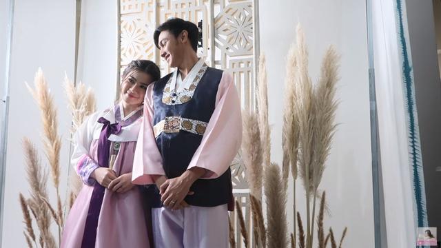 7 Pemotretan Caesar Hito dan Felicya Angelista Pakai Busana Korea