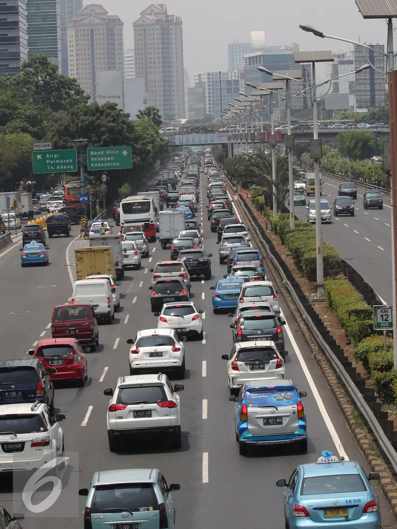 20150930-Pengguna Jalan Tol Meningkat di Tengah Perlambatan Ekonomi-Jakarta