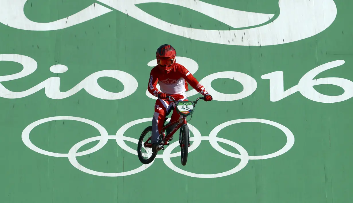 Toni Syarifudin dengan nomor 45 mebawa nama Indonesia pada ajang BMX  kategori BMX Seeding Phase Runs putra di Olympic BMX Centre - Rio de Janeiro, Brasil (17/08/2016). (REUTERS/Paul Hanna)  