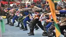 Anggota Kepolisian Air dan Udara (Polairud) melakukan atraksi saat perayaan HUT ke-68 Korpolairud di Mako Ditpolairud, Jakarta, Senin (3/12). Atraksi ini diisi oleh berbagai penampilan. (Merdeka.com/Iqbal Nugroho)