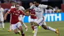 Pemain Real Madrid, Marcelo, berusaha melewati pemain Bayern Munchen, Philipp Lahm, pada laga lanjutan International Champions Cup 2016 di MetLife Stadium, New Jersey, AS, Kamis (4/8/2016) pagi WIB. (AFP/Don Emmert)