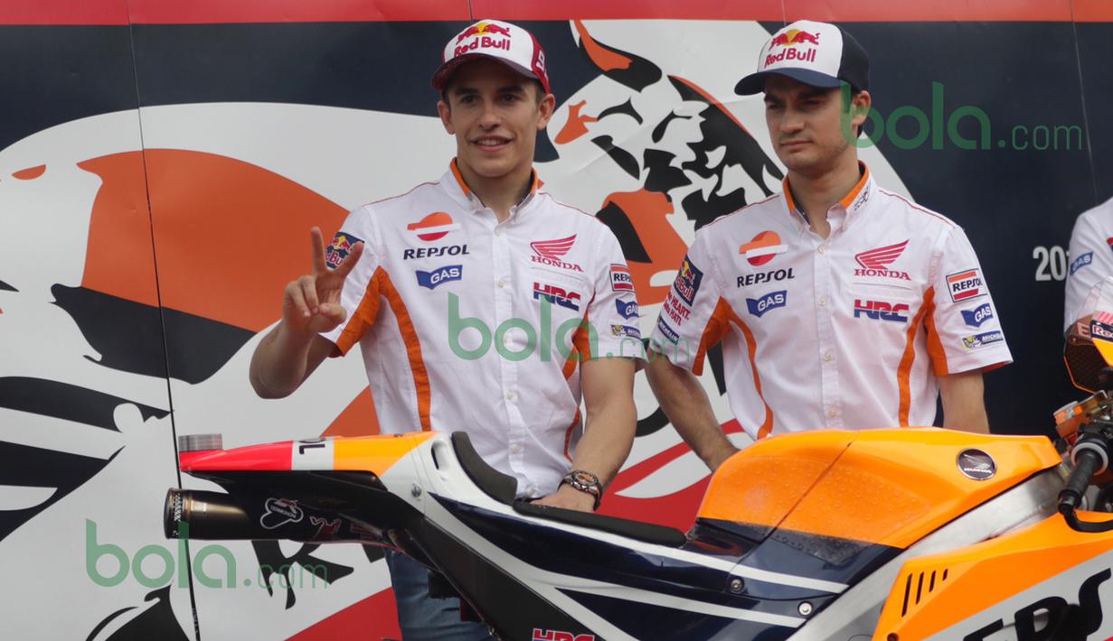 Marc Marquez dan Dani Pedrosa menghadiri peluncuran tim MotoGP Repsol Honda 2016 di Sirkuit Sentul, Bogor, Minggu (14/2/2016). (Bola.com/Nicklas Hanoatubun)