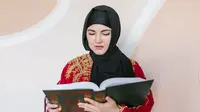 Ilustrasi Islami, muslimah, membaca buku, belajar hadis. (Foto oleh RDNE Stock project: https://www.pexels.com/id-id/foto/orang-cinta-wanita-hitam-7249396/)