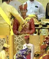 Tak lupa, ia pun mengenakan hiasan kepala khas Brunei yang memiliki warna dan motif serasi dengan bajunya. Lalu disematkan bros besar keemasan pada hiasan kepala tersebut. [@support.anishaik]