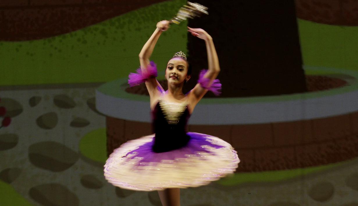 Penari ballet cilik saat pementasan di Teater Jakarta TIM, Sabtu, (12/9). Pertunjukan tari ballet oleh Namarina ini mengangkat tema "Di Bawah Langit Biru". (Bola.com/M Iqbal Ichsan)