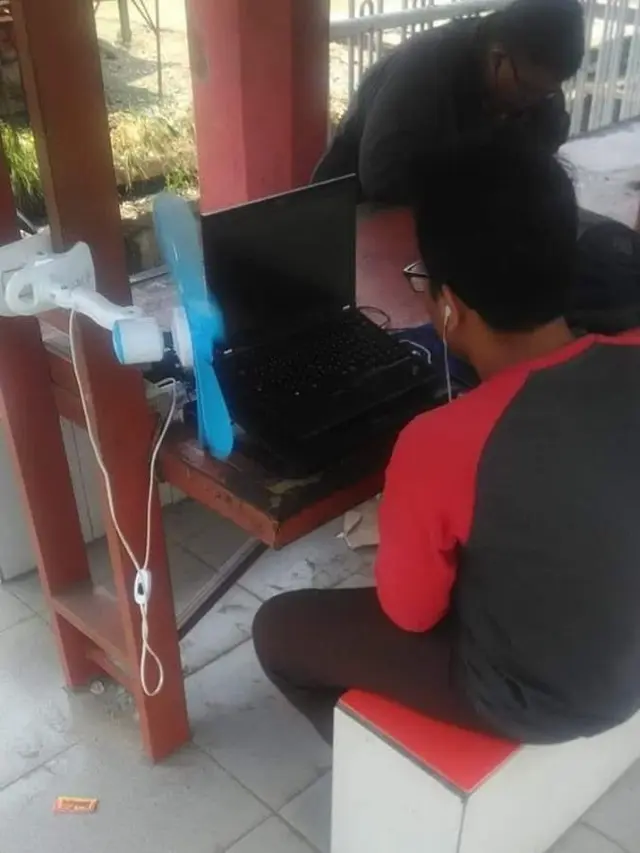 Potret Lucu saat Bikin Tugas di Tempat Nyeleneh Ini Bikin Geleng-Geleng