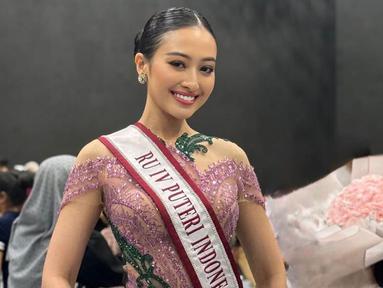 Puteri Modiyanti sendiri beberapa kali terlihat tampil dengan kebaya. Ia juga kerap mengunggah momen saat memakai kebaya melalui akun Instagram. (Liputan6.com/IG/@putmod)