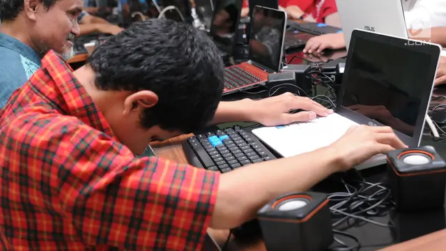 Melihat Penyandang Tunanetra Belajar Komputer Berbicara