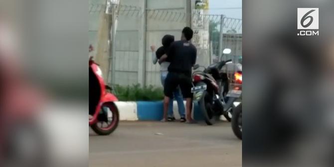 VIDEO: Pria Tega Aniaya Pasangannya di Pinggir Jalan