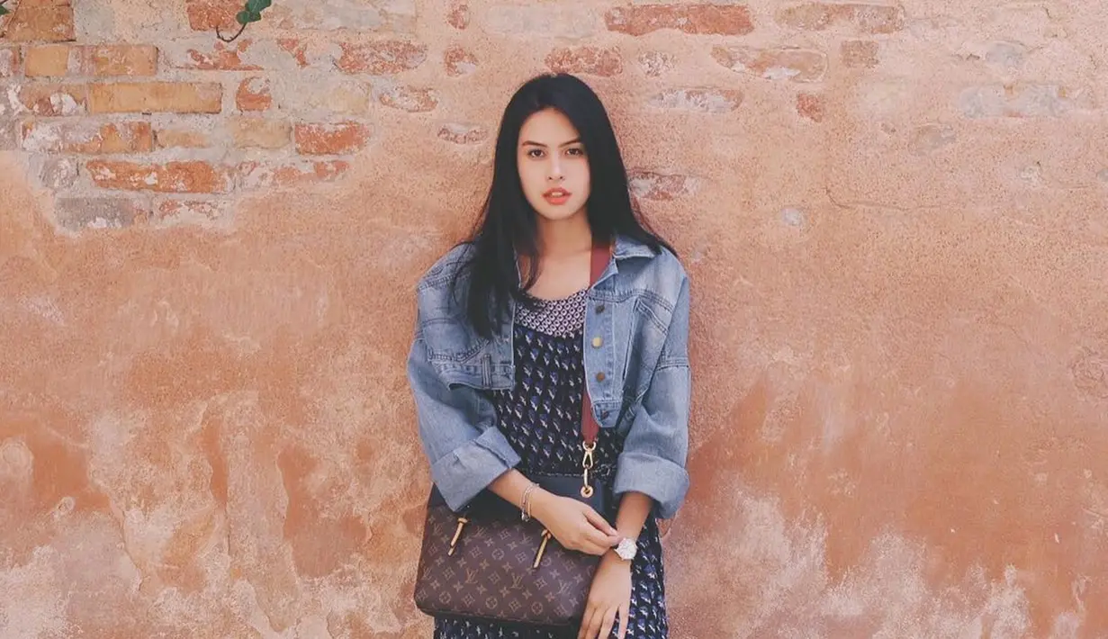 Maudy Ayunda kerap memakai kemeja denim untuk outer saat hangout. Gaya Maudy pakai denim semakin membuatnya terlihat menawan. Wajar saja jika banyak netizen terpukau dengan gaya penampilan Maudy Ayunda yang kece banget ini. (Liputan6.com/IG/@maudyayunda)
