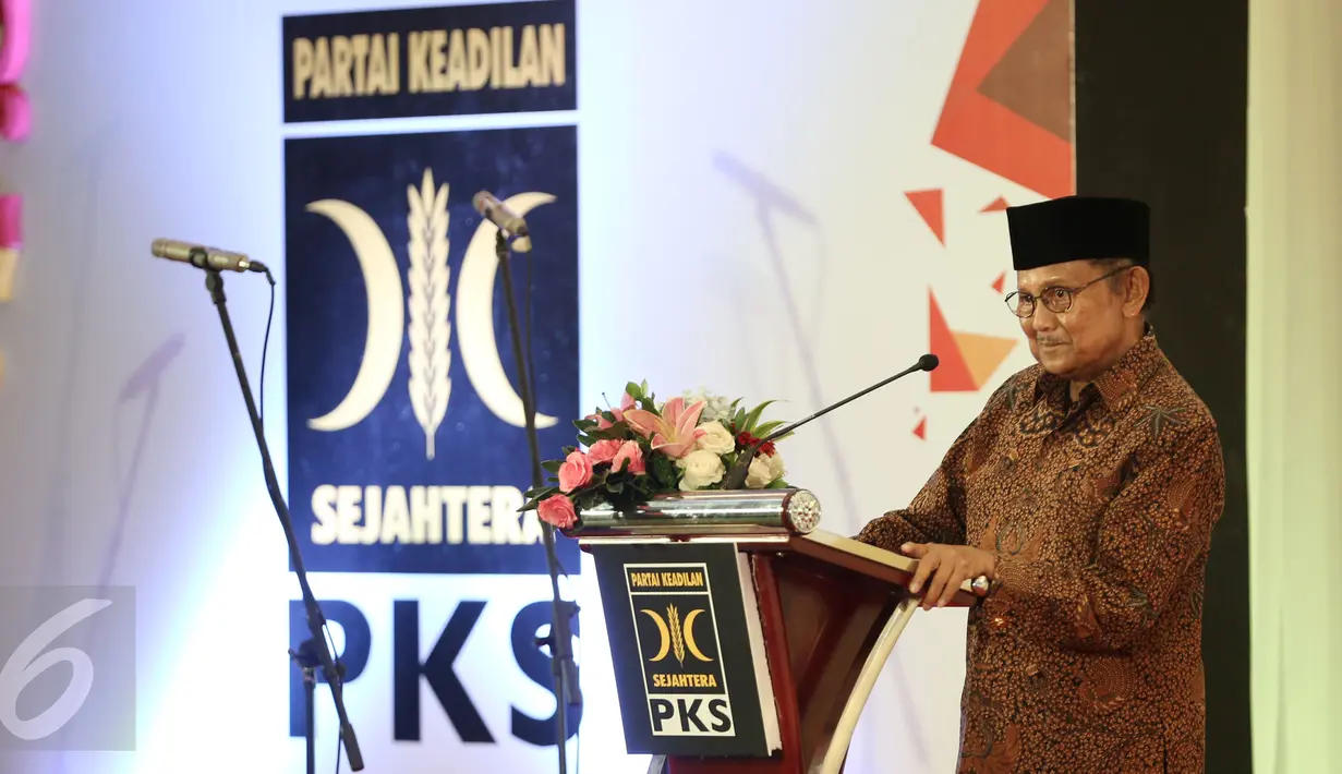 Presiden RI ke tiga BJ Habibie saat memberikan pidato dalam acara Tasyakur Milad ke-18 PKS, Jakarta, (24/4). Acara ini bertajuk "PKS, Berkhidmat untuk Rakyat". (Liputan6.com/Faizal Fanani)