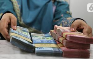 Teller menunjukkan mata uang rupiah di bank, Jakarta, Rabu (22/1/2020). Gubernur Bank Indonesia Perry Warjiyo mengatakan penguatan nilai tukar rupiah yang belakangan terjadi terhadap dolar Amerika Serikat sejalan dengan fundamental ekonomi Indonesia dan mekanisme pasar. (Liputan6.com/Angga Yuniar)