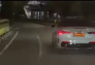 Viral mobil pelat kemenhan dengan penumpang merokok. (istimewa)