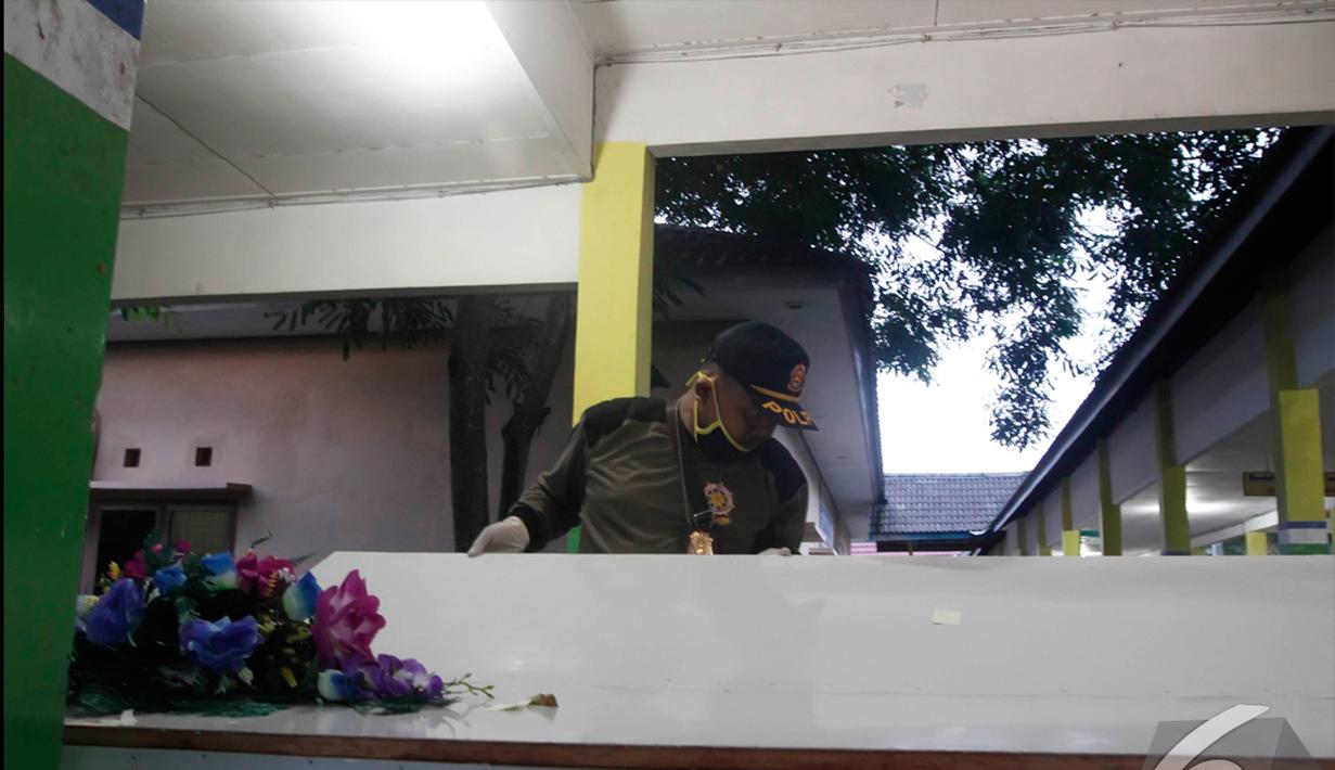 Petugas memeriksa peti jenazah yang akan dipergunakan korban pesawat AirAsia QZ8501 di RSUD Sultan Imanuddin, Pangkalan Bun, Kalimantan Tengah, Kamis (1 /1/2015). (Liputan6.com/Herman Zakharia)
