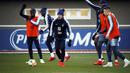 Gelandang Prancis, Antoine Griezmann, melakukan sesi latihan jelang laga kualifikasi Piala Eropa 2020 di Clairefontaine, Paris, Rabu (20/3). Prancis akan berhadapan dengan Moldova. (AP/Christophe Ena)