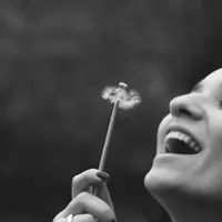 Bahagia tak selalu bersumber dari masa kini atau masa depan, tapi bisa juga dari masa lalu. Oh ya? (Sumber foto: pexels.com)