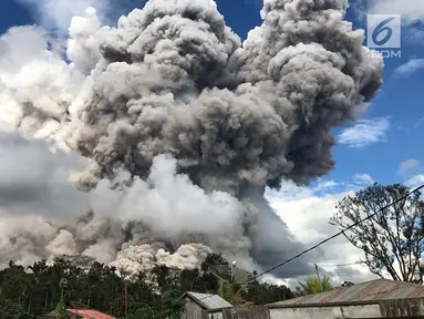 Kondisi Gunung Sinabung yang menyemburkan awan panas di Kabupaten Karo, Provinsi Sumatera Utara, Rabu (27/12). Gunung Sinabung menyemburkan awan panas sejauh 4,6 km berdurasi 500 detik. (Liputan6.com/Pool/BNPB)