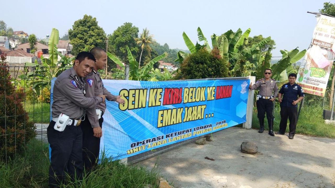 Spanduk imbauan tertib lalu lintas di kawasan Puncak, Bogor membuat pengguna jalan merasa terhibur (Liputan6.com/Achmad Sudarno)