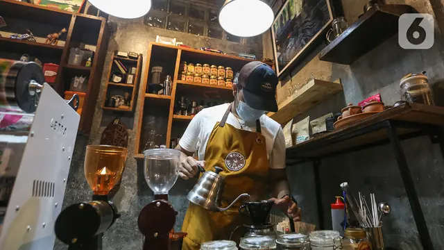 Nongkrong Ngopi di Halaman Sembari Melihat Galeri Foto Karya Pewarta