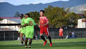 Wakil Presiden Gibran Rakabuming Raka bermain sepak bola bersama anak-anak sekolah sepak bola (SSB) di Stadion Wamena, Papua Pegunungan, Selasa (13/1/2026) (Istimewa)