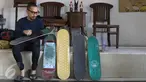 Pemilik brand kacamata kayu Kabau Bonny Andrew memilih sebuah papan skateboard di studio Namines, Jakarta (18/08). Kacamata kayu Kabau Brand lokal asal Jakarta dirintis tahun 2012 di buat dengan papan bekas skateboard.(Liputan6.com/Herman Zakharia)