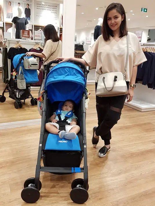 “Belum, masih ada 5 kilogram yang mau dikuruskan lagi. Waktu hamil naik 23 kilogram," ungkap Revalina S Temat, di kawasan Tendean, Jakarta Selatan, Selasa (5/12/2016). (Instagram/Vatemat)