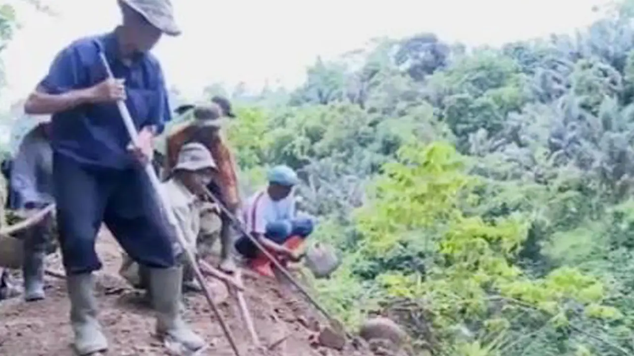 https://www.vidio.com/watch/739698-kiprah-nekat-kakek-pencari-setitik-air-di-gunung-cadas