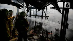 Sebanyak 18 unit mobil pemadam kebakaran (damkar) dikerahkan untuk pemedaman.  (Liputan6.com/Faizal Fanani)