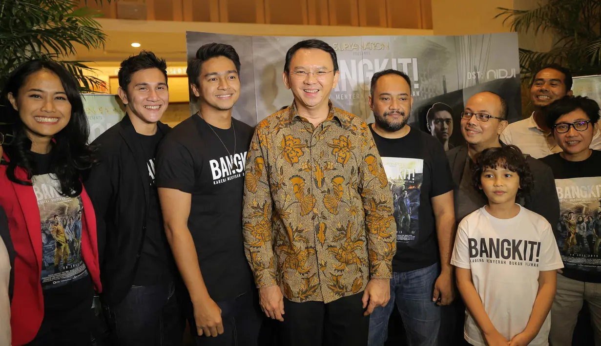 "Film ini bangkitkan semangat pada kita, karena tidak semua keluarga terima profesi mereka (penanggulangan bencana). Makanya saya sengaja bawa anak-anak (anggota penanggulangan bencana) sama istrinya," jelas Ahok. (Andy Masela/Bintang.com)
