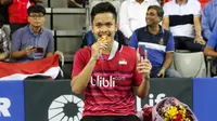 Tunggal putra Indonesia, Anthony Sinisuka Ginting, menunjukkan medali yang diraihnya setelah menjuarai Korea Terbuka Super Series 2017 di Seoul, Minggu (17/9/2017). (Humas PBSI)